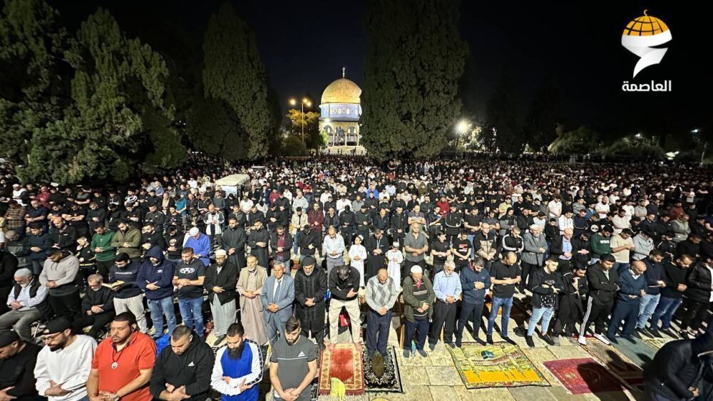 في الليلة الوترية الثالثة.. 50 ألف يؤدون صلاتي العشاء والتراويح في المسجد الأقصى