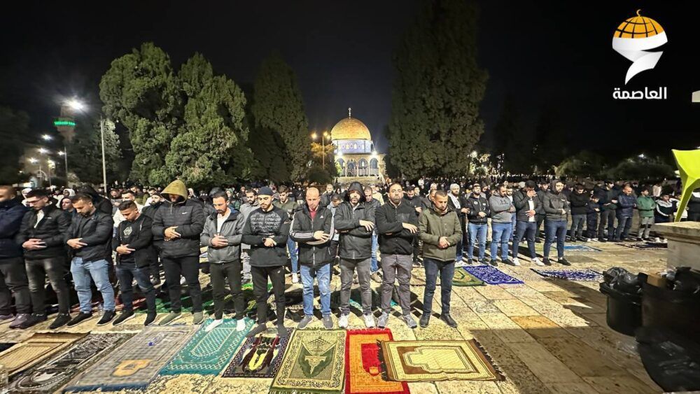 في أخر صلاة تراويح.. 20 ألفاً يؤدون صلاتي العشاء والقيام في المسجد الأقصى المبارك