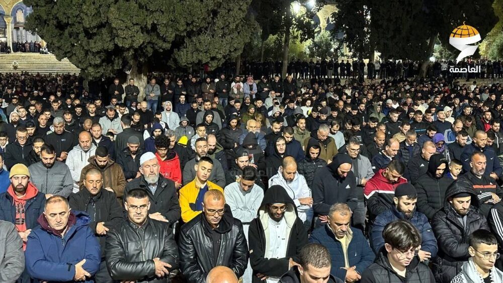 25 ألف يؤدون صلاتي العشاء والتراويح في الأقصى