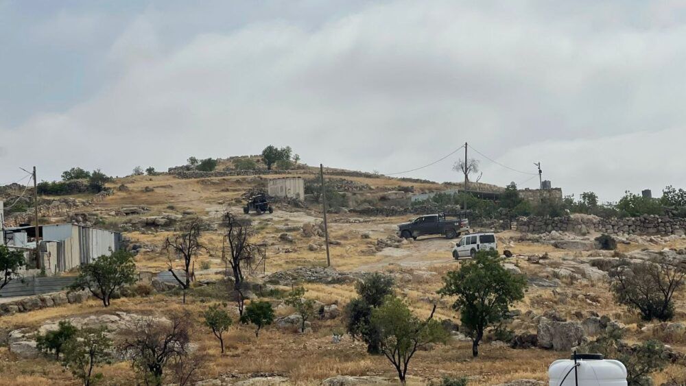 مستوطنون يعتدون بالضرب على مواطن في مسافر يطا جنوب الخليل