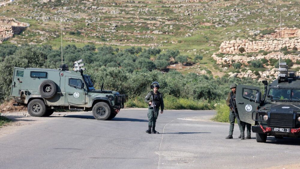 الاحتلال ينصب حاجزاً عسكرياً عند مدخل المغير ويطلق قنابل الغاز صوب مدرسة