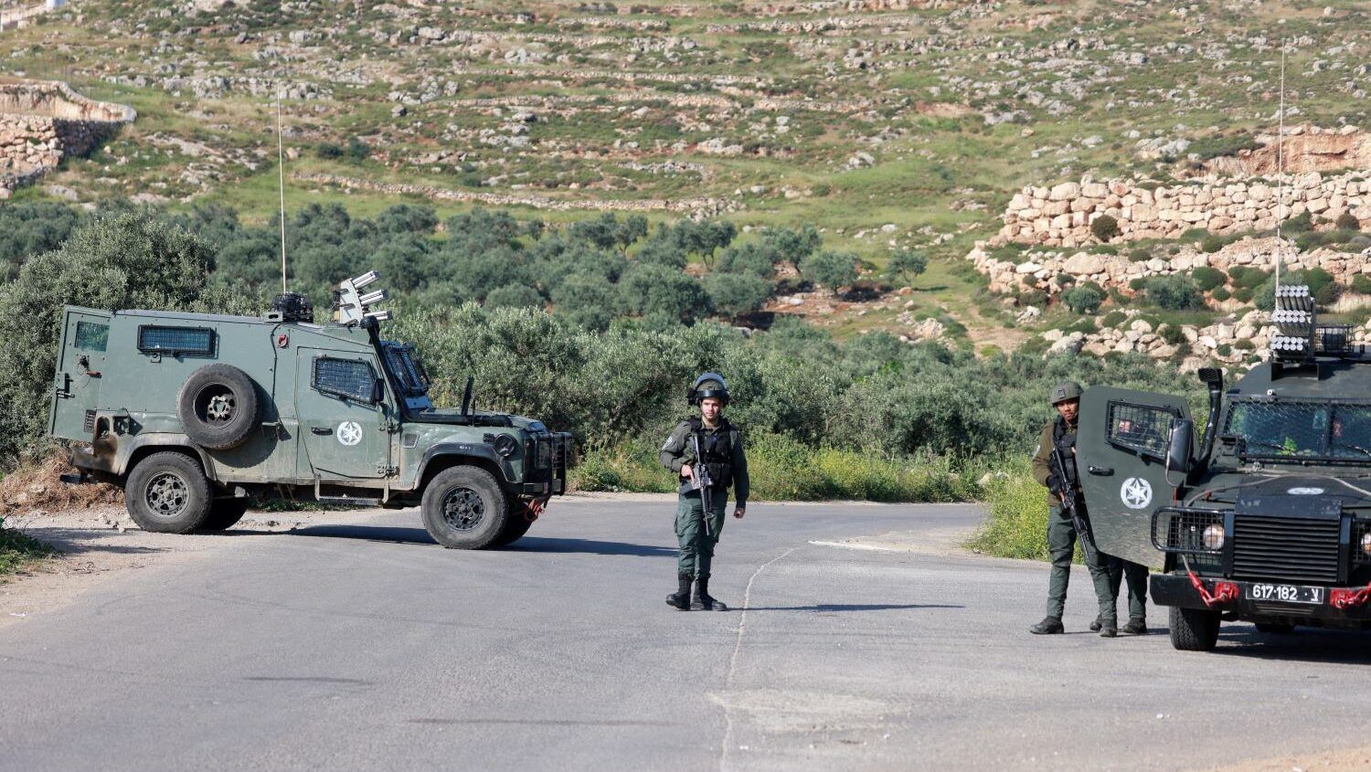 الاحتلال ينصب حاجزاً عسكرياً عند مدخل المغير ويطلق قنابل الغاز صوب مدرسة
