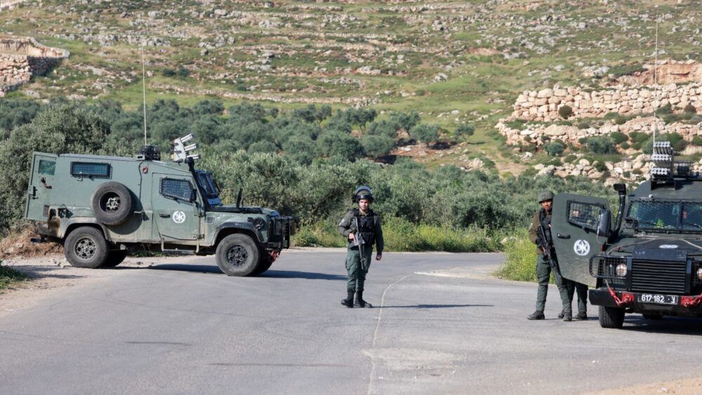 الاحتلال يغلق مدخلي قرية المغير شرق رام الله