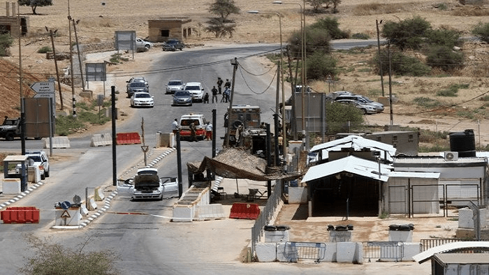 أطلقت قوات الاحتلال الإسرائيلي، اليوم الأحد، النار على فتاة أثناء مرورها عبر حاجز الحمرا العسكري بالأغوار الشمالية. وقالت مصادر محلية، إن الاحتلال أطلق النار على فتاة (لم تعرف هويتها)، دون التأكد من معرفة مصيرها، وظروف إصابتها. وأضافت المصادر أن الاحتلال أغلق الحاجز العسكري بكلا الاتجاهين. وتقيم قوات الاحتلال حاجز الحمرا العسكري على مفترق طرق يربط مدن الضفة الغربية بالأغوار الوسطى، والجنوبية والشمالية.