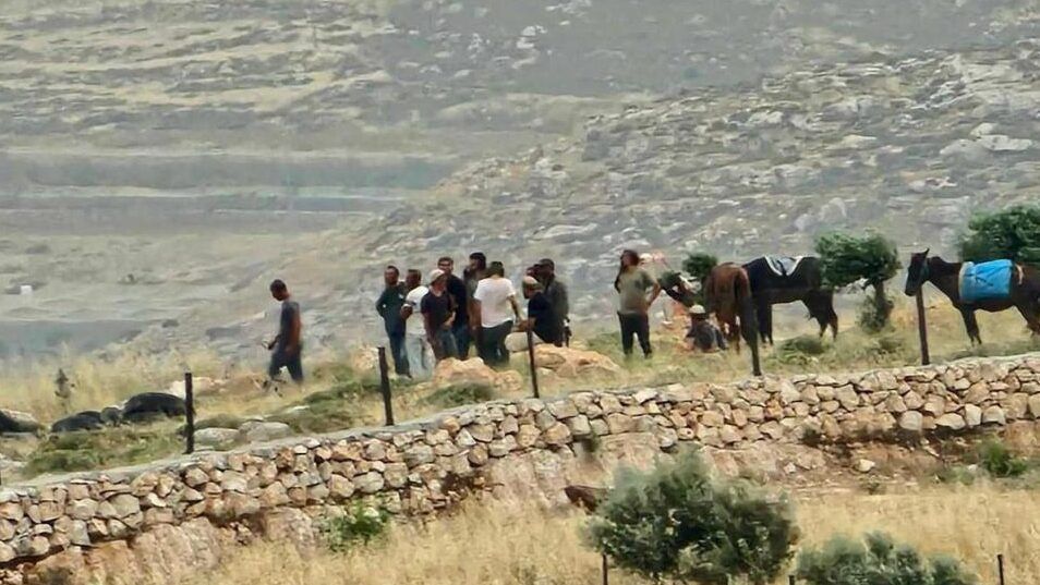 مستوطنون يحتجزون مزارعين غرب بيت لحم