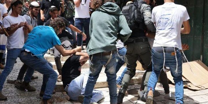 مستعمرون يعتدون بالضرب على مواطن ويختطفون آخر في كفر مالك شرق رام الله