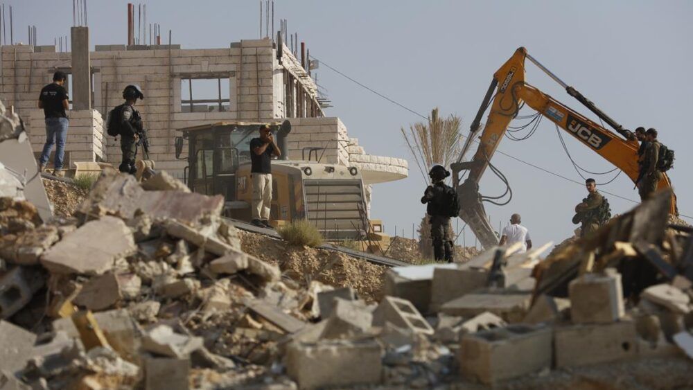 الاحتلال يهدم تسوية منزل في أم الريحان غرب جنين