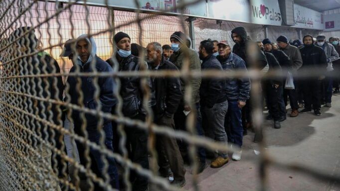 ما حقيقة قرار عودة 100 ألف عامل فلسطيني إلى الداخل؟