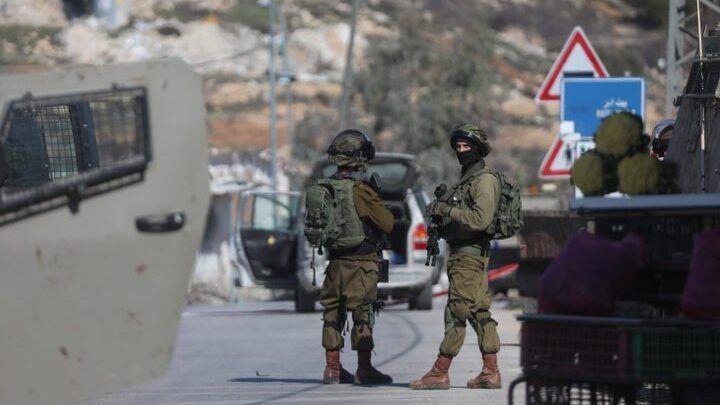 الاحتلال يعتقل فتاة من جنين عند حاجز عسكري قرب نابلس