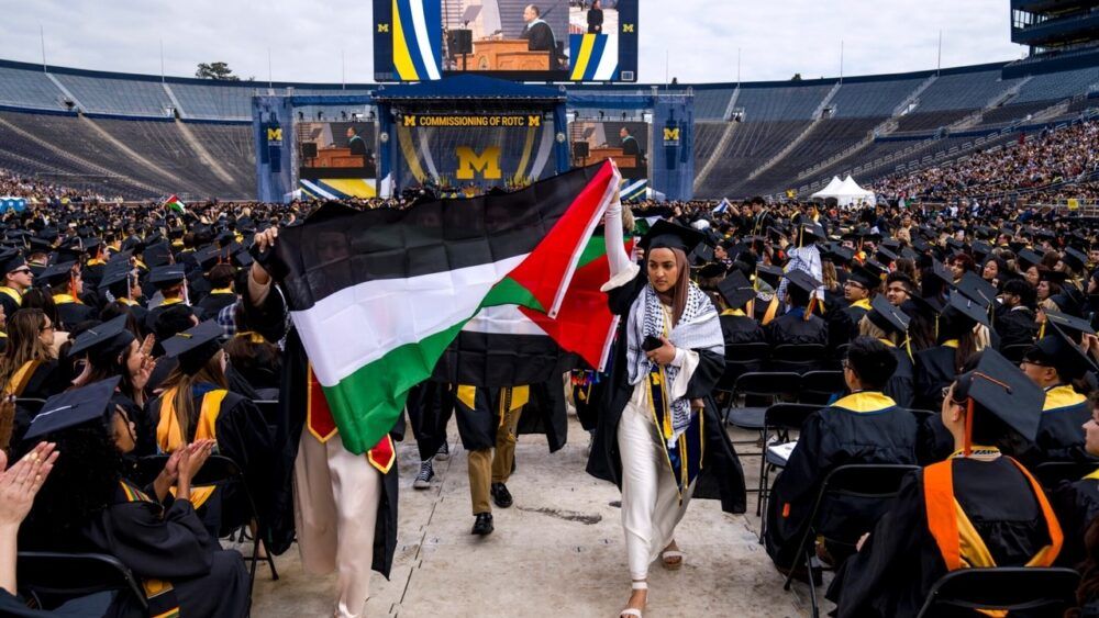 خريجون يرفعون العلم والكوفية الفلسطينية ضمن حفلات التخرج السنوي في الجامعات الأميركية