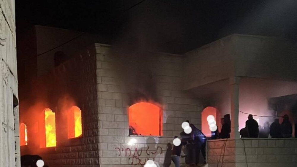 فيديو: مستوطنون يشعلون النار بمنزل في دوما جنوب نابلس