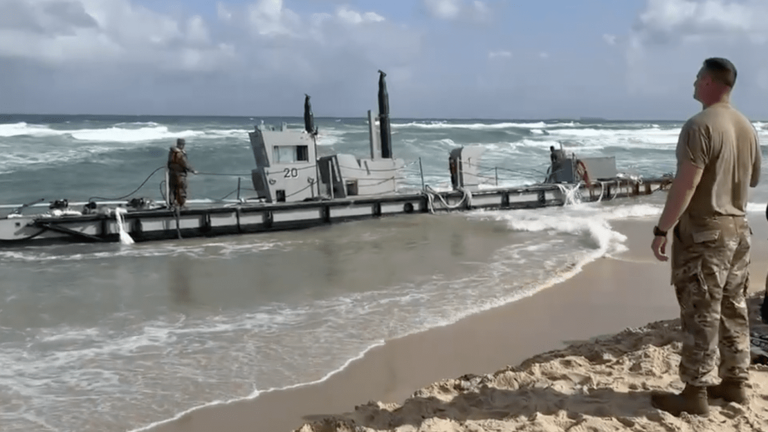 أمواج البحر تجرف جزءًا من الرصيف الأميركي قبالة غزة