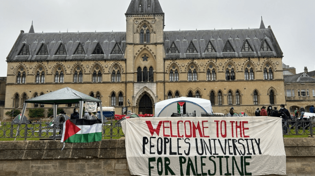 طلاب وأساتذة بأكسفورد يطالبون بتوفير التعليم عن بُعد لنظرائهم بغزة