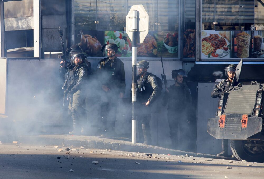 إصابات خلال مواجهات مع الاحتلال في مخيم العروب شمال الخليل