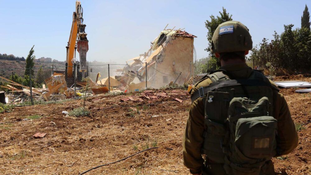 الاحتلال يردم بئراً ارتوازياً شمال غرب أريحا