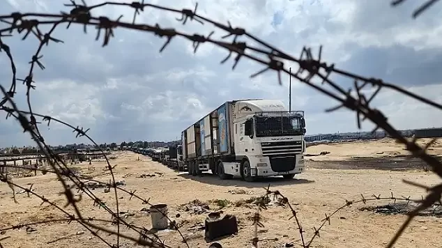 شاحنات مساعدات من مصر تدخل غزة عبر معبر كرم أبو سالم