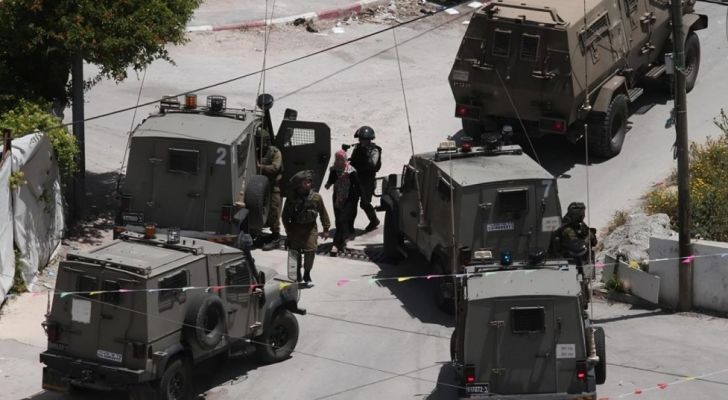 الاحتلال يصيب مواطنا بالرصاص ويعتقل 5 آخرين بينهم امرأة من مخيم الجلزون