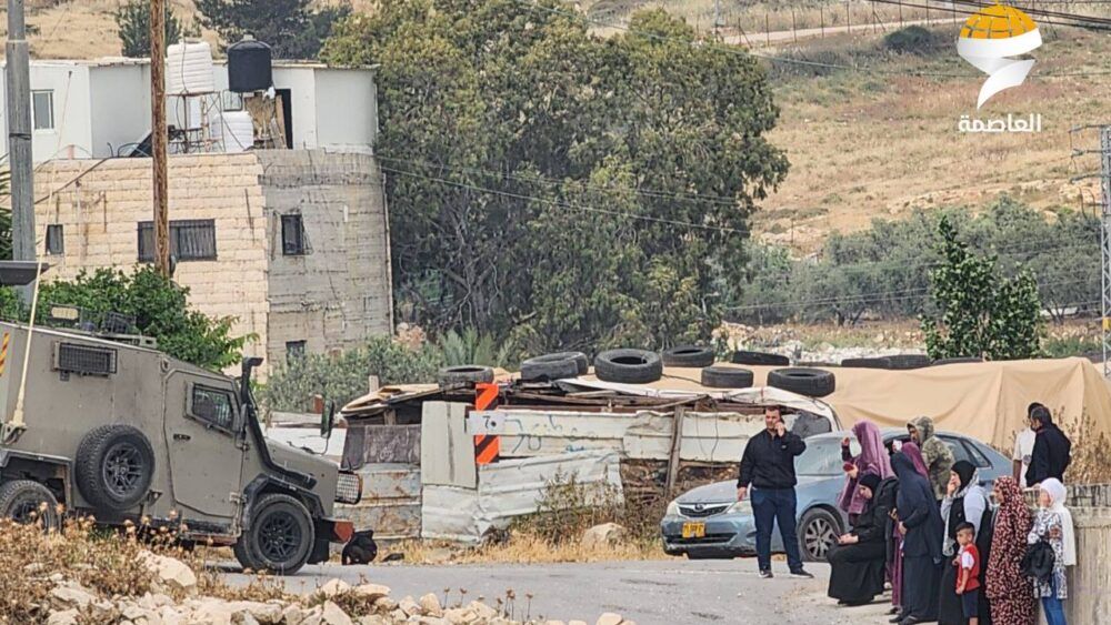 الاحتلال يهدم بناية سكنية و"بركسين" في حزما شمال شرق القدس
