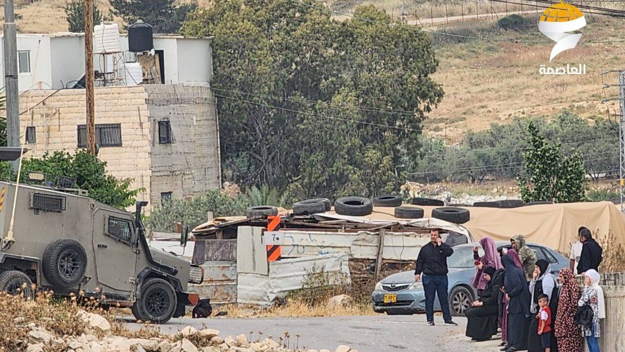 الاحتلال يهدم بناية سكنية و"بركسين" في حزما شمال شرق القدس