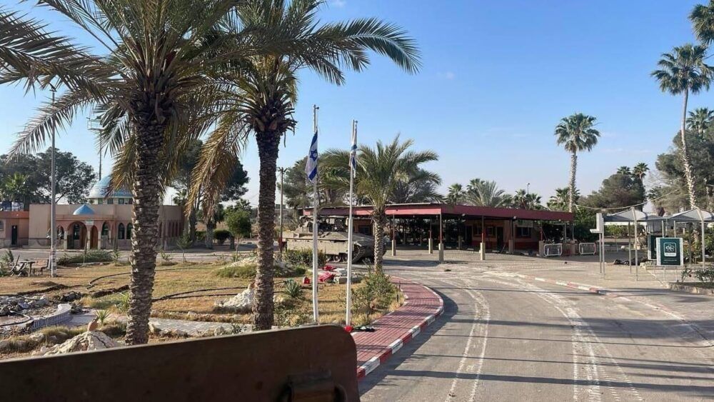 "الأونروا" تحذر من توقف دخول المساعدات عبر معبر رفح
