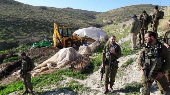 الاحتلال يعتدي على مزارعين جنوب بيت لحم ويمنعهم من العمل في أراضيهم
