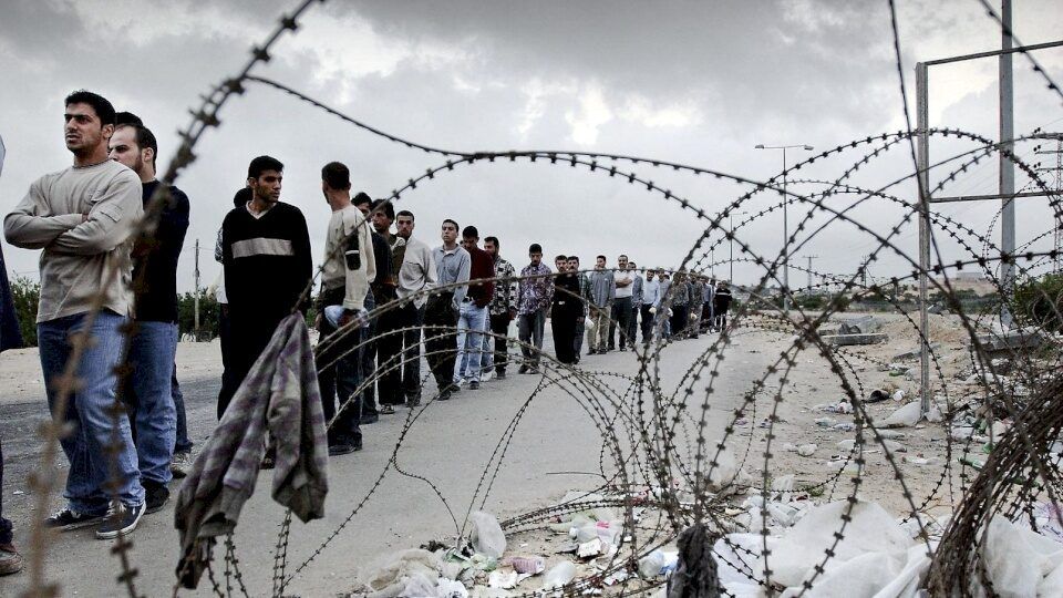 قناة عبرية تكشف: إسرائيل تواصل إصدار آلاف التصاريح لعمال فلسطينيين رغم قرار المنع