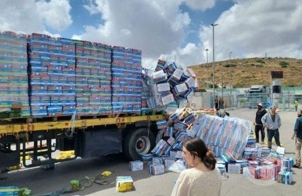 مستوطنون يمنعون مرور شاحنات مساعدات من الضفة إلى غزة