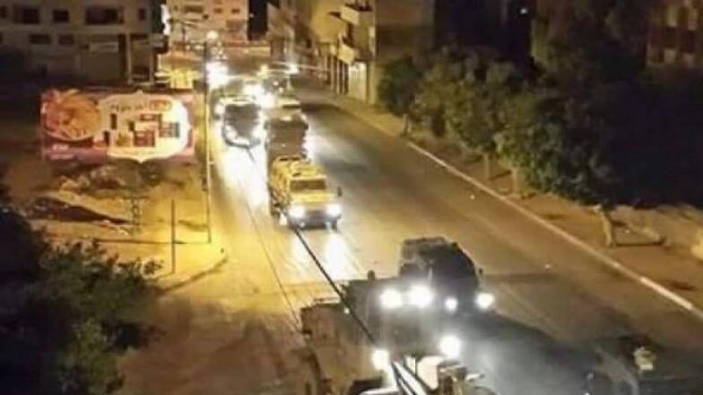 قوات الاحتلال تداهم مدينة نابلس وتعتقل مواطناً وتقتحم متاجر ومحال صرافة