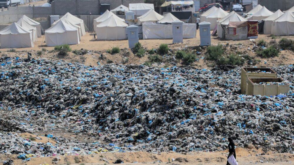 الأونروا: أكثر من 330 ألف طن نفايات متراكمة بمناطق سكنية بغزة.. وتحذيرات من مخاطر بيئية وصحية كارثية