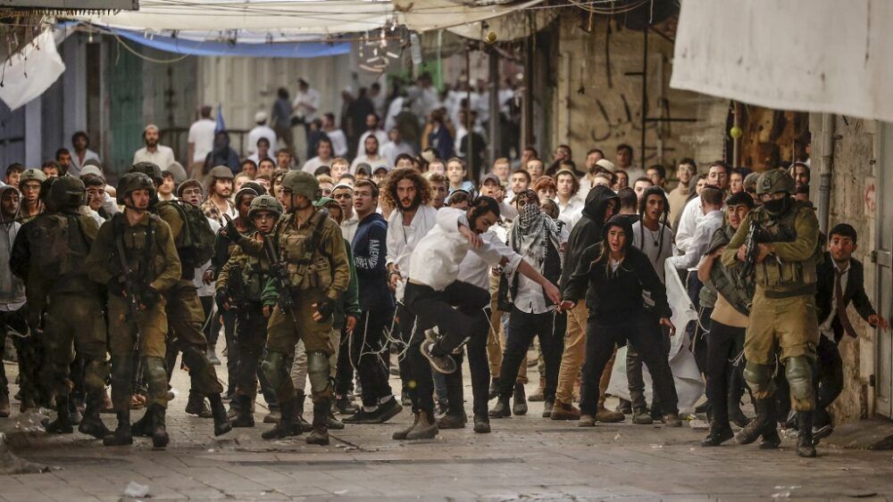 مستوطنون بحماية قوات الاحتلال يقتحمون موقعا أثريا في الخليل