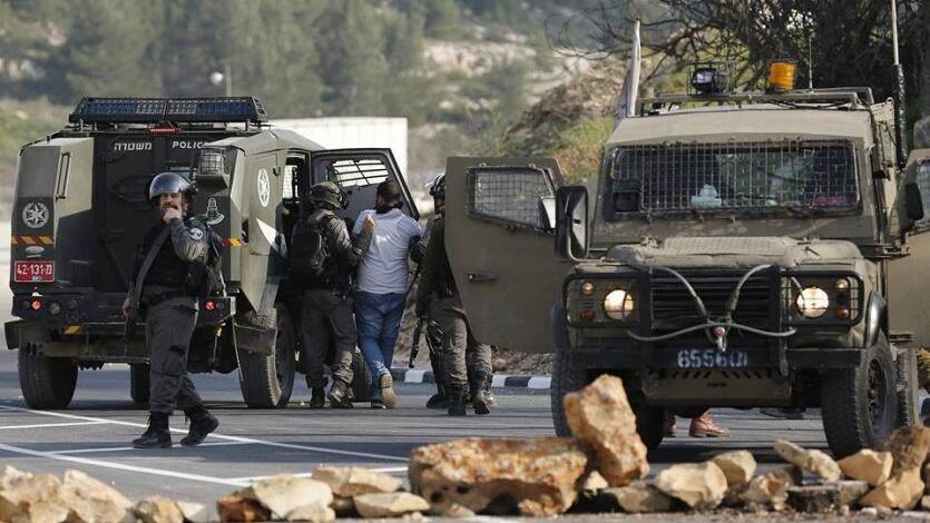 الاحتلال يعتقل 35 مواطناً من بيت أمر ويخطر بهدم منزل في دورا