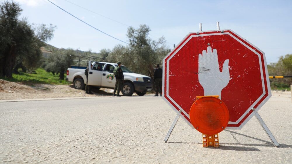 محافظ أريحا يغلق فيلا سياحية لخرقها الآداب والأخلاق العامة