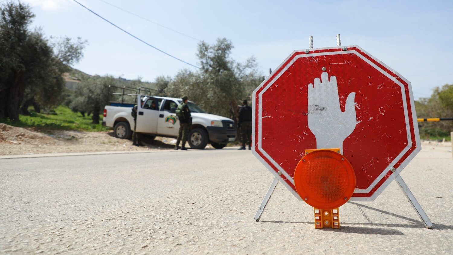 محافظ أريحا يغلق فيلا سياحية لخرقها الآداب والأخلاق العامة