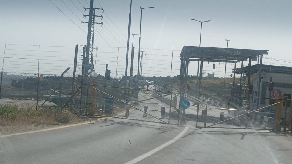 الاحتلال يغلق حاجز بيت اكسا شمال غرب القدس ويمنع طلبة "التوجيهي" من الخروج