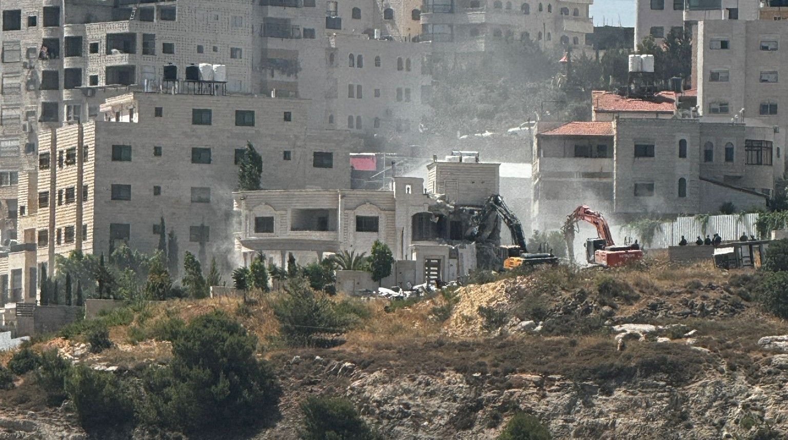 الاحتلال يهدم منزلاً في منطقة "فرش الهوى" غرب الخليل ويشرد 10 مواطنين