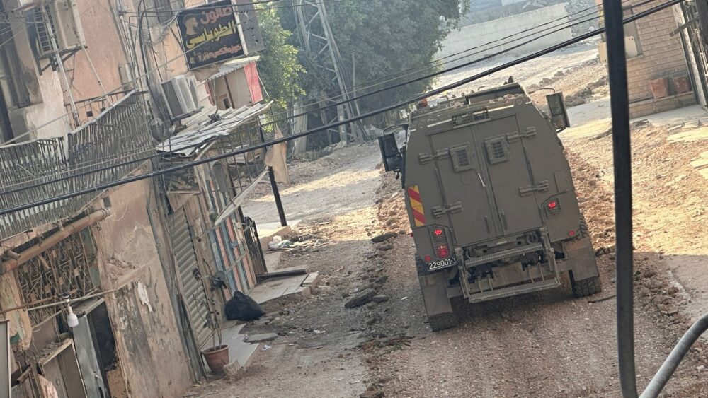 الاحتلال يعلن مخيم جنين ويحوله لمنطقة عسكرية مغلقة.. يصيب شاب ويدمر البنية التحتية
