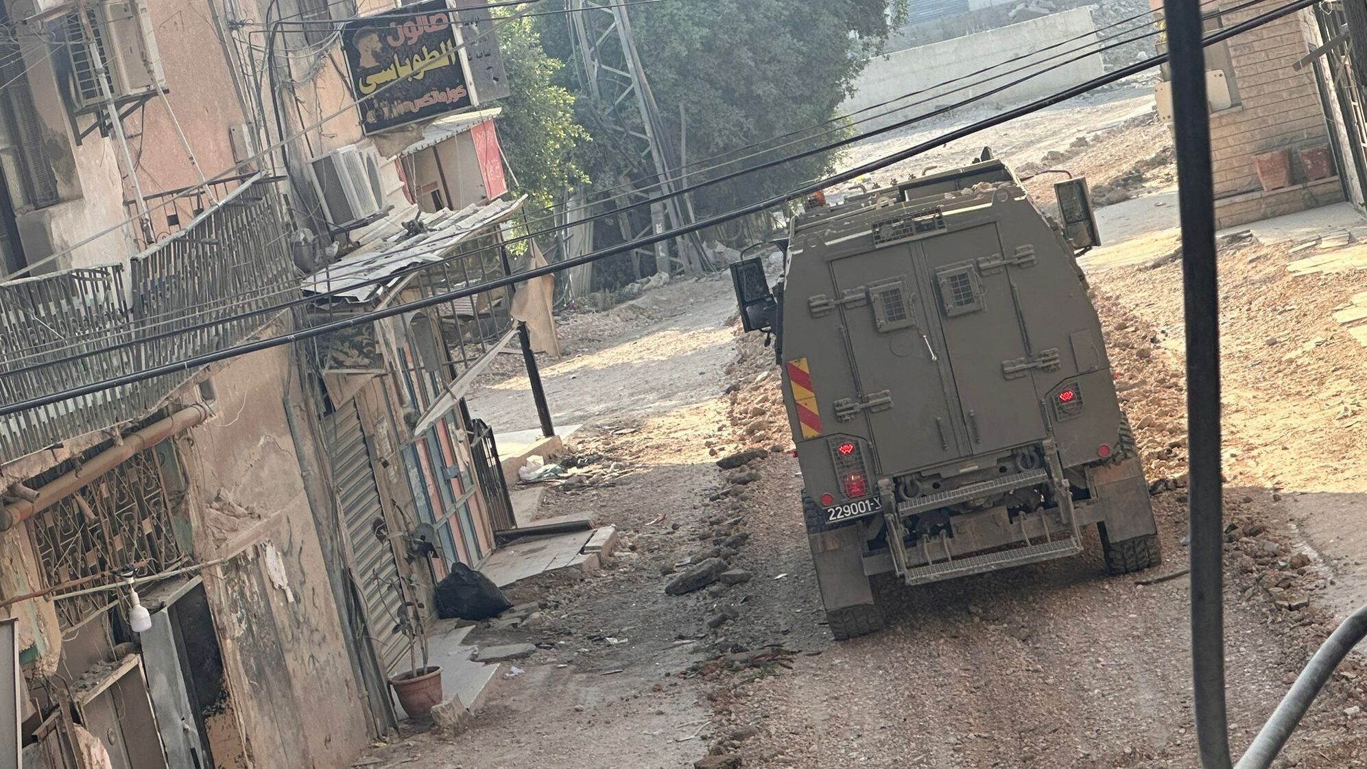 الاحتلال يعلن مخيم جنين ويحوله لمنطقة عسكرية مغلقة.. يصيب شاب ويدمر البنية التحتية