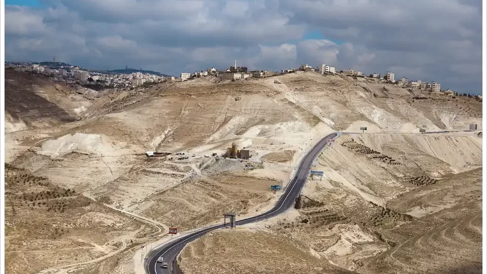 وزارة الاشغال تعمل على مشروعي طريق لـ"وادي النار" وقلنديا