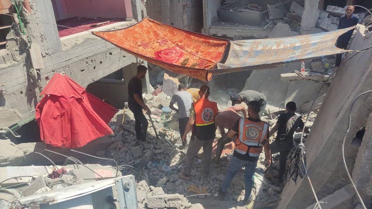 انتشال عدد من الشهداء من تحت أنقاض منازل استهدفها الاحتلال بمدينة غزة