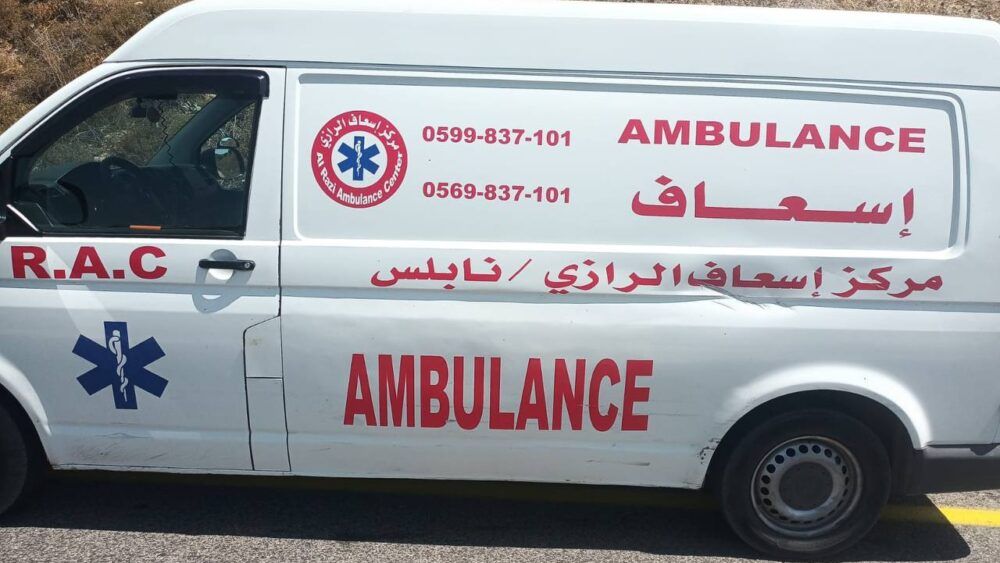 مستوطنون يهاجمون مركبة إسعاف وقوات الاحتلال تحتجز أخرى جنوب نابلس