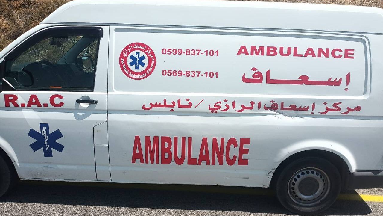 مستوطنون يهاجمون مركبة إسعاف وقوات الاحتلال تحتجز أخرى جنوب نابلس