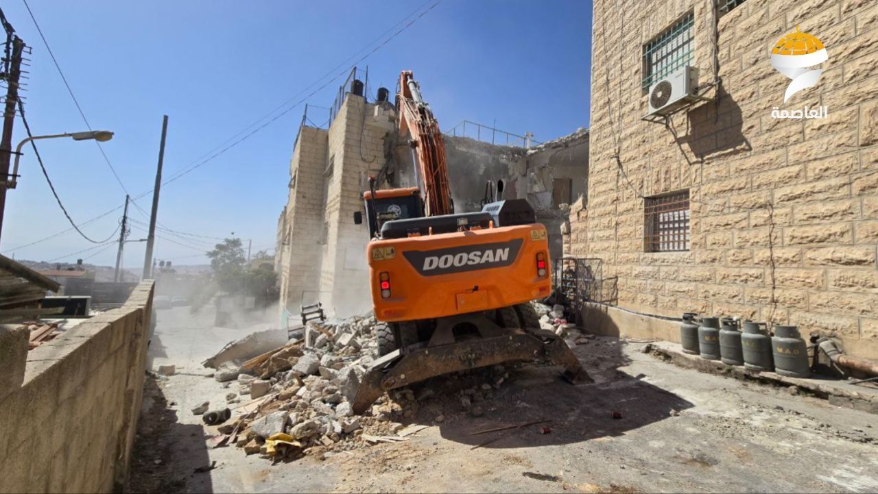 الاحتلال يجبر مقدسياً على هدم بنايته السكنية في القدس ويشرد 50 شخصاً