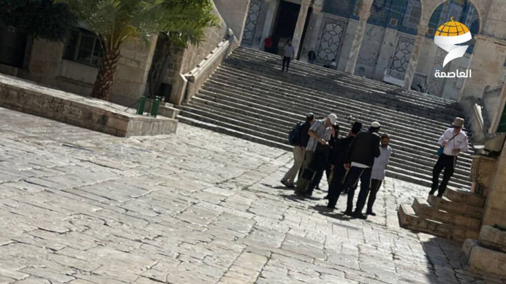 مستوطنون يقتحمون المسجد الأقصى بحماية شرطة الاحتلال