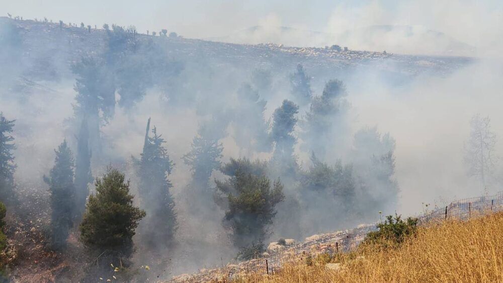 حرائق كبيرة في شمال فلسطين جراء صواريخ حزب الله