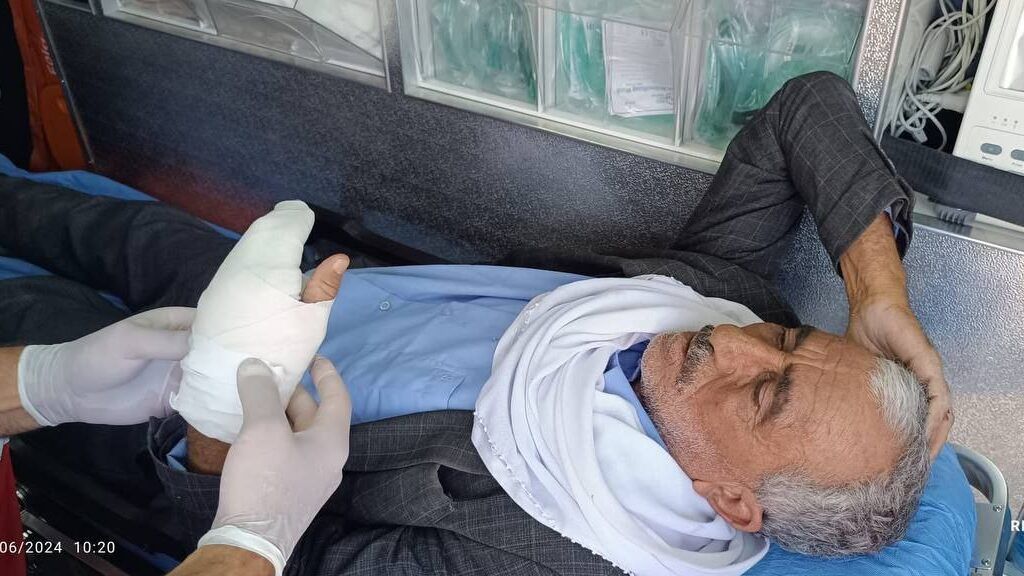 مستوطنون يعتدون بالضرب على مسن وشاب في مسافر يطا جنوب الخليل