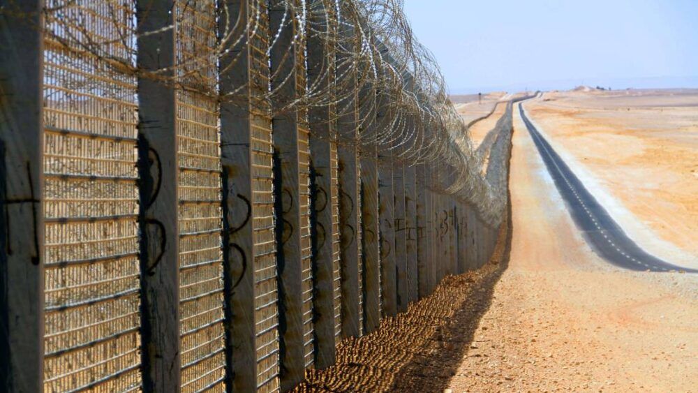 الاحتلال يتحدث عن بناء جدار تكنولوجي بين غزة ومصر والأخيرة تنفي