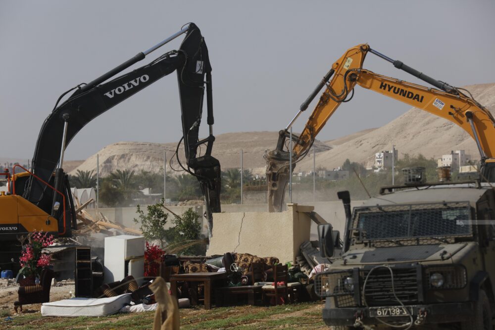 الاحتلال يهدم منزلين آخرين في أريحا