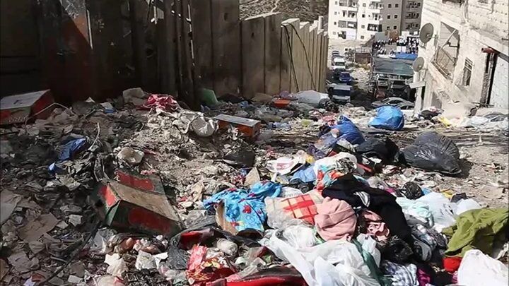 الاحتلال يعمق أزمة النفايات في بلدة الرام شمال القدس بعد تدمير محطة ترحيل النفايات 
