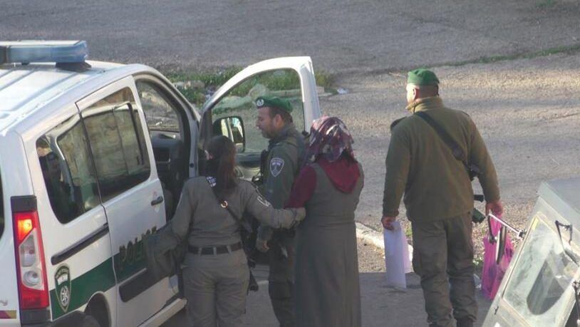 الاحتلال يعتقل مواطنة من قلقيلية ويأخذ قياس منزلين تمهيداً لهدمهما