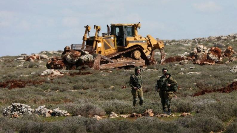 الاحتلال يجرف 20 دونما ويقتلع 150 شجرة في حارس غرب سلفيت